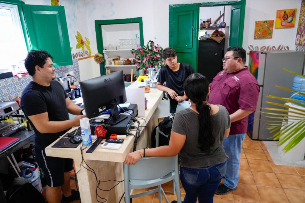 Cozumel.- Como parte del compromiso de mejorar la infraestructura urbana y brindar vialidades de mayor calidad a las y los cozumeleños, el presidente municipal, José Luis Chacón Méndez, realizó un recorrido de supervisión en la obra de pavimentación de la 10ª Avenida, en el tramo comprendido entre Juárez y 2 Norte, donde anunció la continuidad de estos trabajos que beneficiarán de manera directa a la población. Durante su mensaje, el alcalde informó que a partir del miércoles 7 de enero se iniciarán los trabajos para levantar la carpeta asfáltica existente, con el objetivo de convertirla en concreto hidráulico, comenzando de la calle 2 norte hasta la calle 6 norte, abarcando dos cuadras. Explicó que se trata de un material de alta calidad, MR42, considerado entre los mejores a nivel mundial, el cual garantizará mayor durabilidad y seguridad para quienes transitan por esta importante vialidad. Asimismo, agradeció el apoyo del Gobierno del Estado y la colaboración de la CAPA, que se encarga de revisar y rehabilitar las tuberías para que queden en óptimas condiciones antes de la colocación del concreto. “Amigas y amigos de Cozumel, les pedimos paciencia; ya están viendo que las calles están quedando con muy buena calidad. Seguimos trabajando muy fuerte para beneficiar a nuestra isla, 24/7, por un mejor Cozumel”, expresó el presidente municipal, al reiterar que estas acciones forman parte de una estrategia integral para transformar la infraestructura vial del municipio. Por su parte, el director de Obras Públicas, Andrés Enrique Catzín Gómez, detalló que los trabajos corresponden a la repavimentación en la colonia Centro, donde se levantará el pavimento existente sobre la 10ª Avenida, para continuar con la colocación de concreto hidráulico. Asimismo, indicó que el tiempo estimado de la obra es de 15 días para el colado del concreto, más un periodo adicional de aproximadamente dos semanas para su fraguado, a fin de garantizar su correcta resistencia antes de ser habilitada la vialidad. Finalmente, explicó que la participación de la CAPA es fundamental en esta etapa, ya que, al levantarse el asfalto, se adecuan las tomas de agua que se encuentran superficiales, permitiendo posteriormente la correcta compactación y la colocación del concreto hidráulico, asegurando así una obra integral y de largo beneficio para las y los ciudadanos.