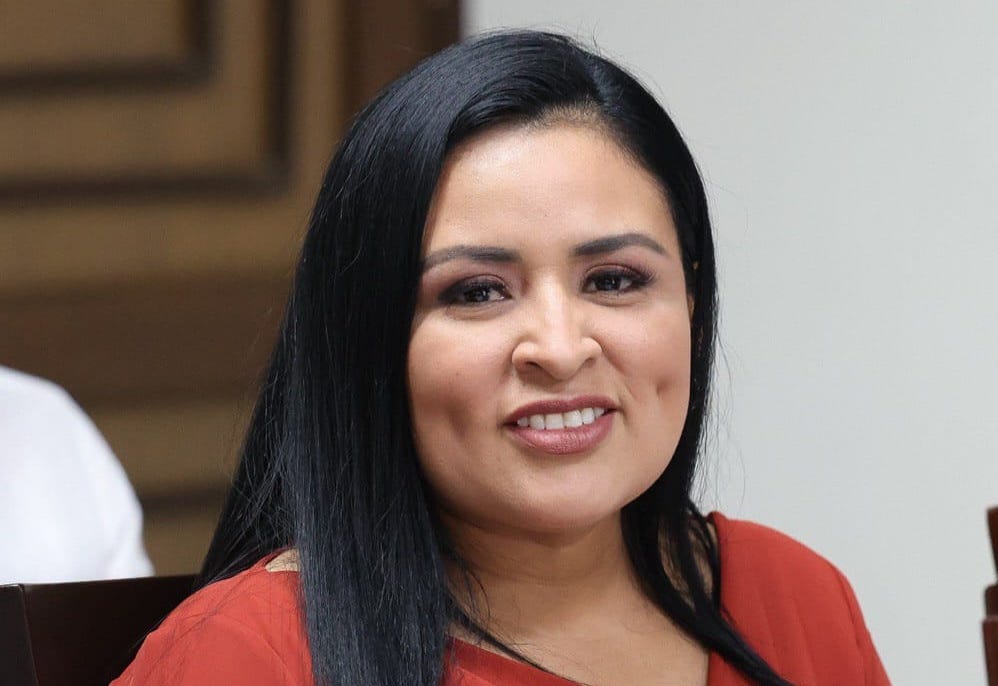 Exhorta Blanca Merari a gestionar la renovación de la licencia de funcionamiento de todos los negocios