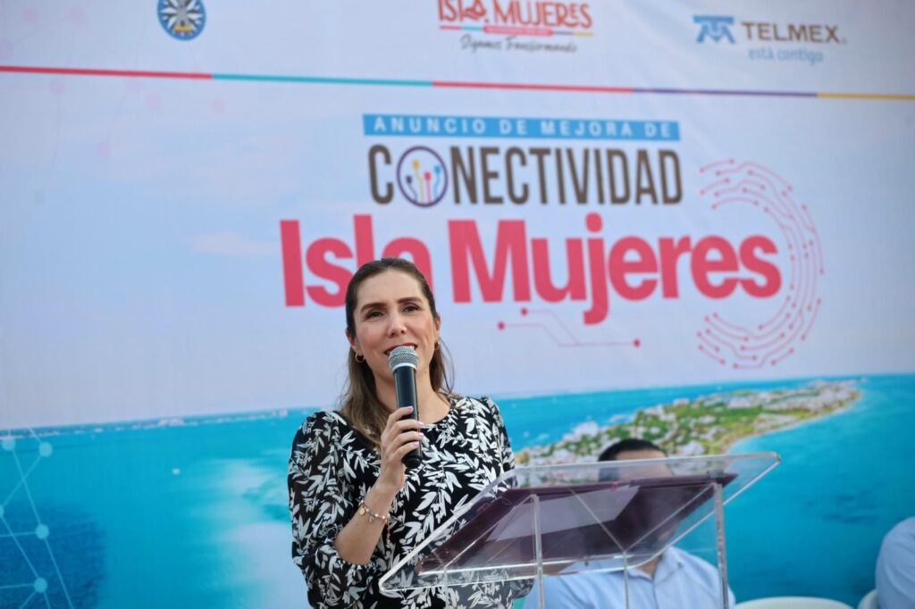 Atenea Gómez Ricalde gestiona cuatro puntos de acceso a internet gratuito en Isla Mujeres