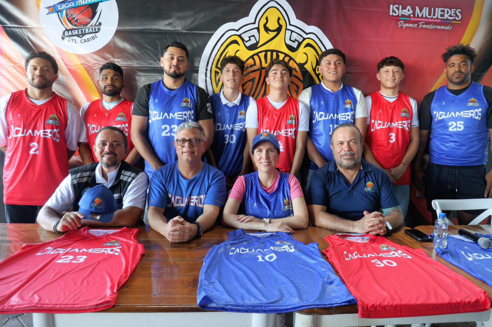 Atenea Gómez Ricalde respalda a Caguameros en la presentación de la 7ª Liga Maya Caribe