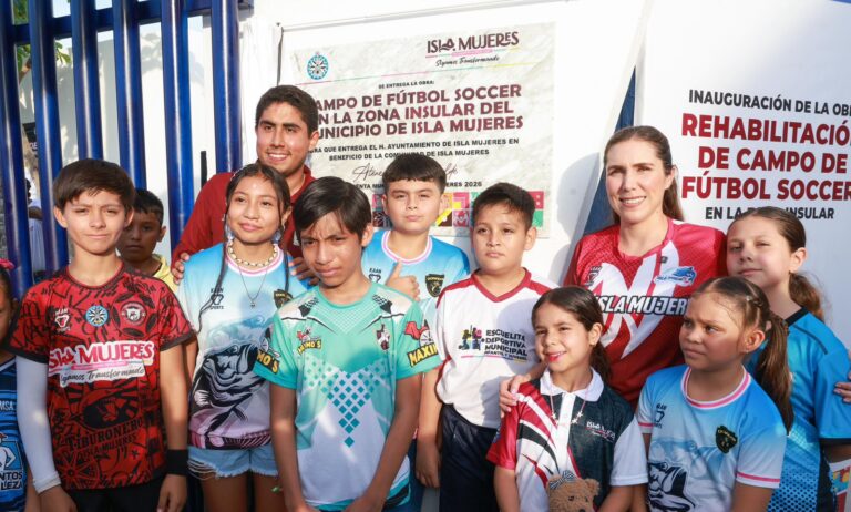 Atenea inaugura nueva cancha de fútbol soccer en Isla Mujeres