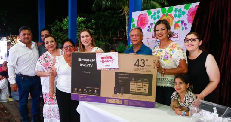 Atenea celebra a las madres de Isla Mujeres con música, show cómico y muchos regalos