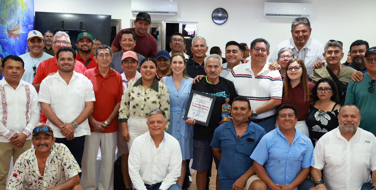 Gobierno de Isla Mujeres rinde homenaje al primer entrenador de los Caguameros