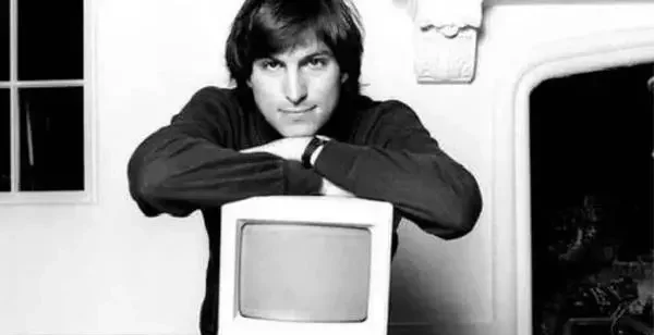 Apple cumple 50 años, entre el poder económico y polémicas