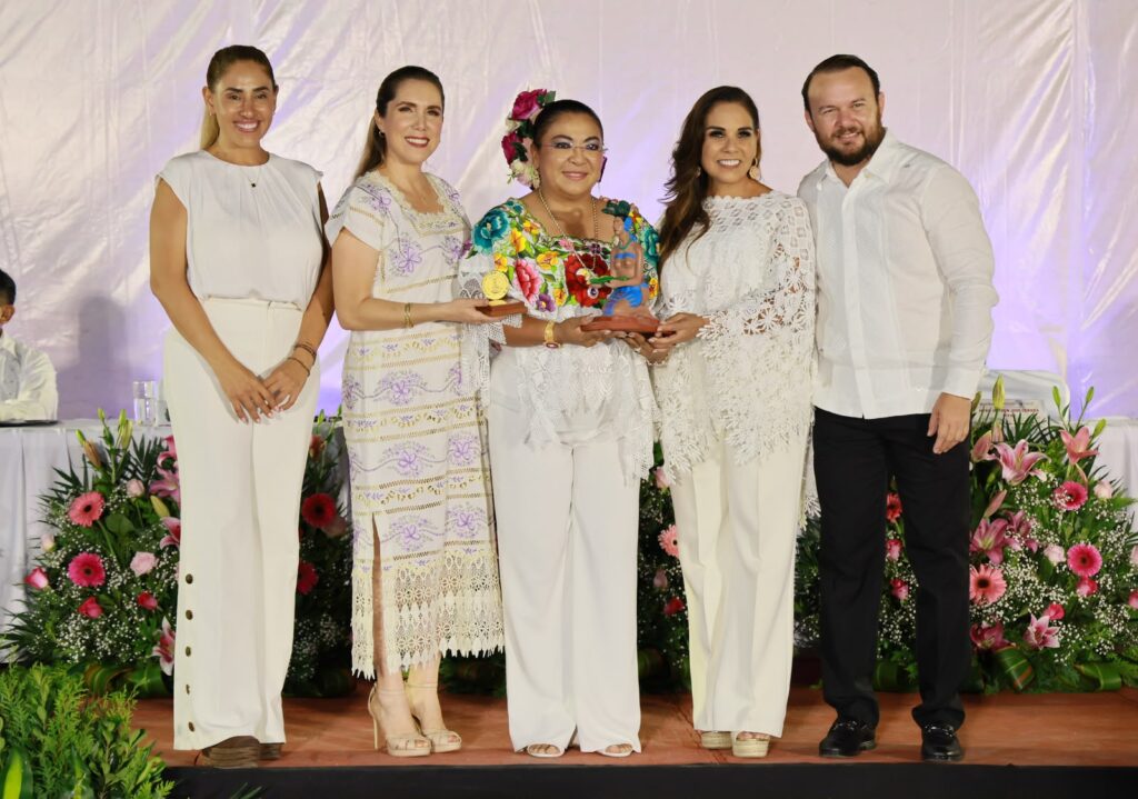 Suemi González recibe la Condecoración Diosa Ixchel como Buen Servidor Público
