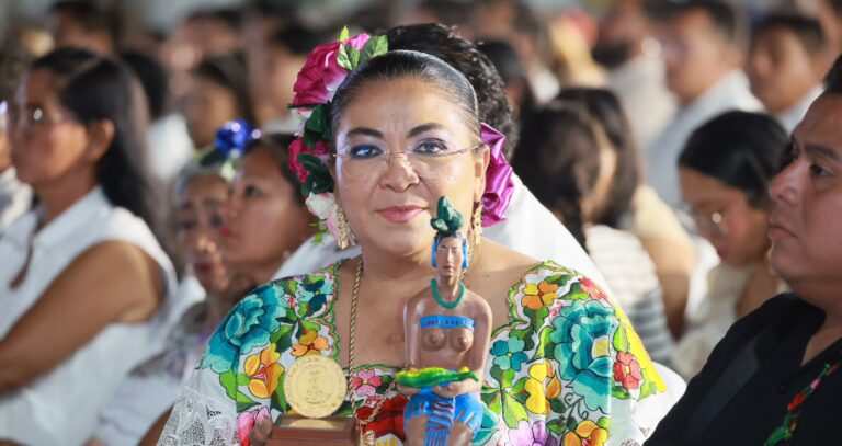 Suemi González recibe la Condecoración Diosa Ixchel como Buen Servidor Público