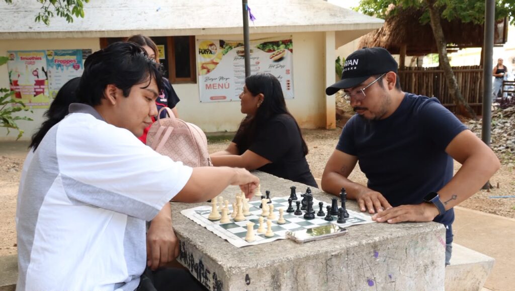 Más de 40 jóvenes participan en la primera feria familiar del ajedrez en Felipe Carrillo Puerto 