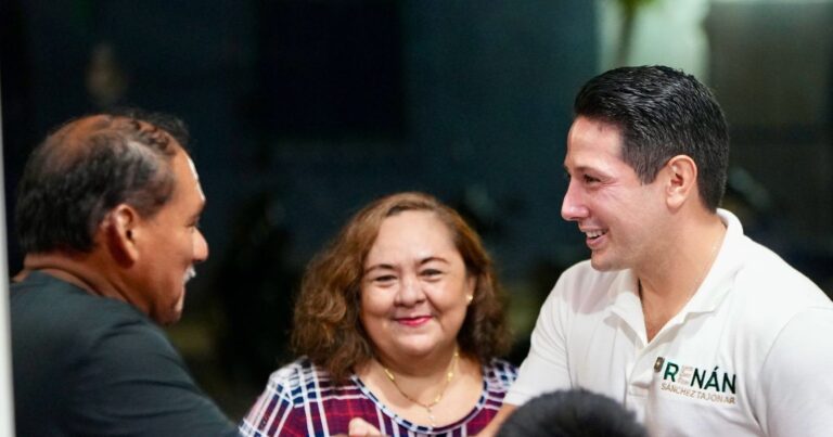 Renán Sánchez Tajonar escucha a vecinos de la colonia 10 de Abril