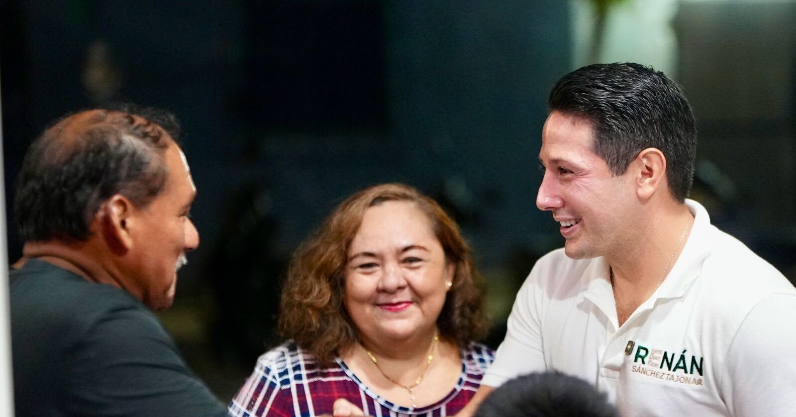 Renán Sánchez Tajonar escucha a vecinos de la colonia 10 de Abril
