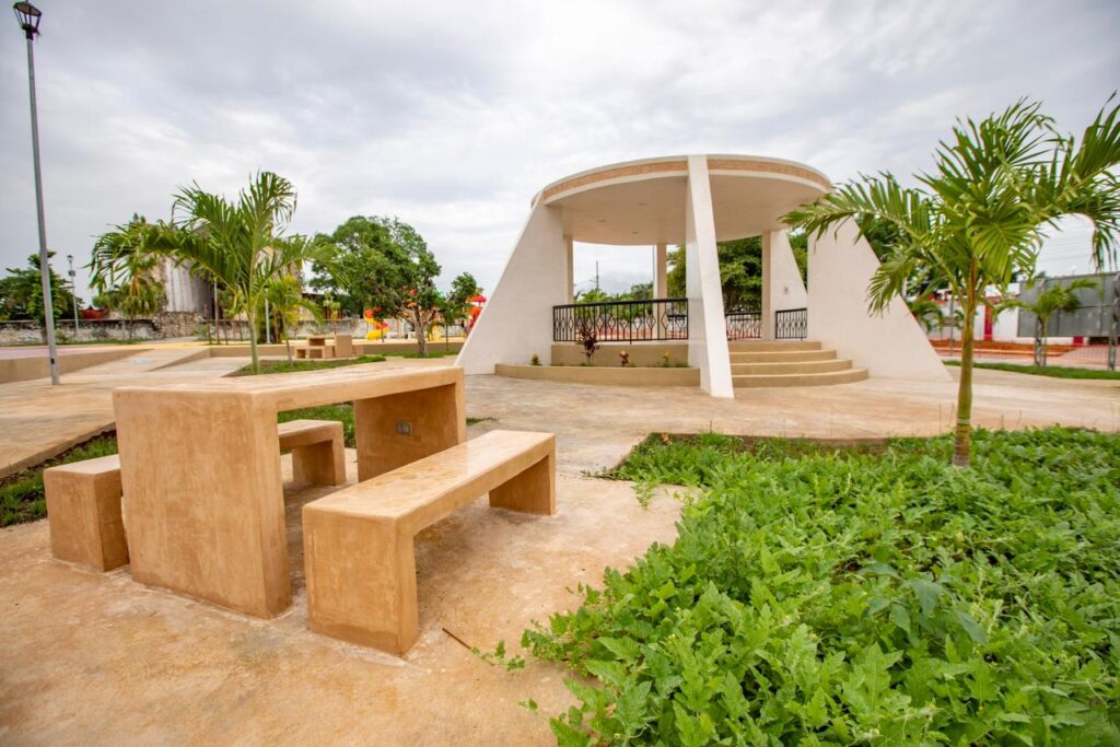 Con la buena coordinación de Mary Hernández y Mara Lezama, entregan parque rehabilitado en Tihosuco 