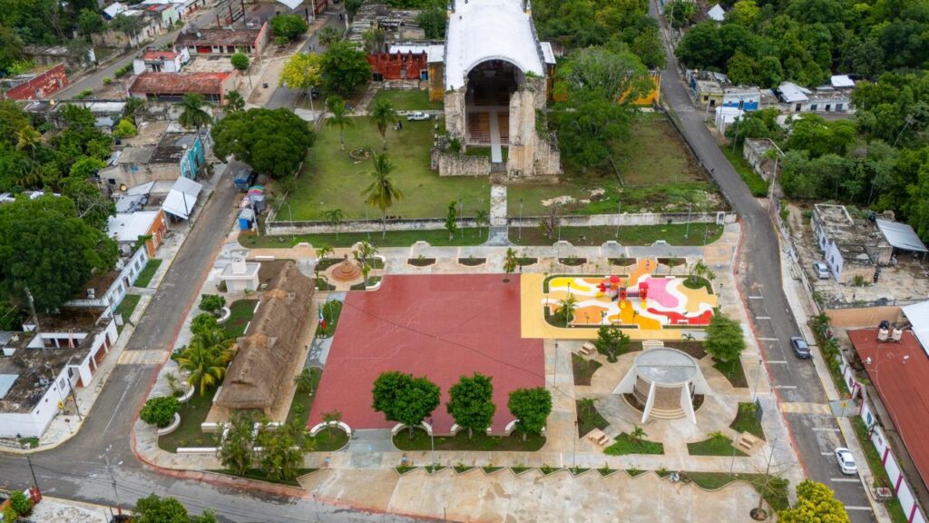 Con la buena coordinación de Mary Hernández y Mara Lezama, entregan parque rehabilitado en Tihosuco 