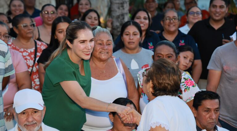 Atenea Gómez Ricalde entrega 4 kilómetros de alumbrado público en la avenida Rancho Viejo de Ciudad Mujeres