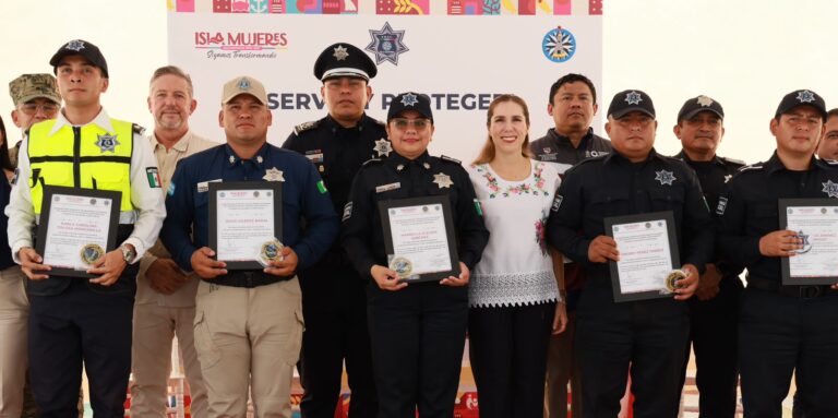 Atenea Gómez Ricalde multiplica inversión para la policía; entrega 500 uniformes nuevos