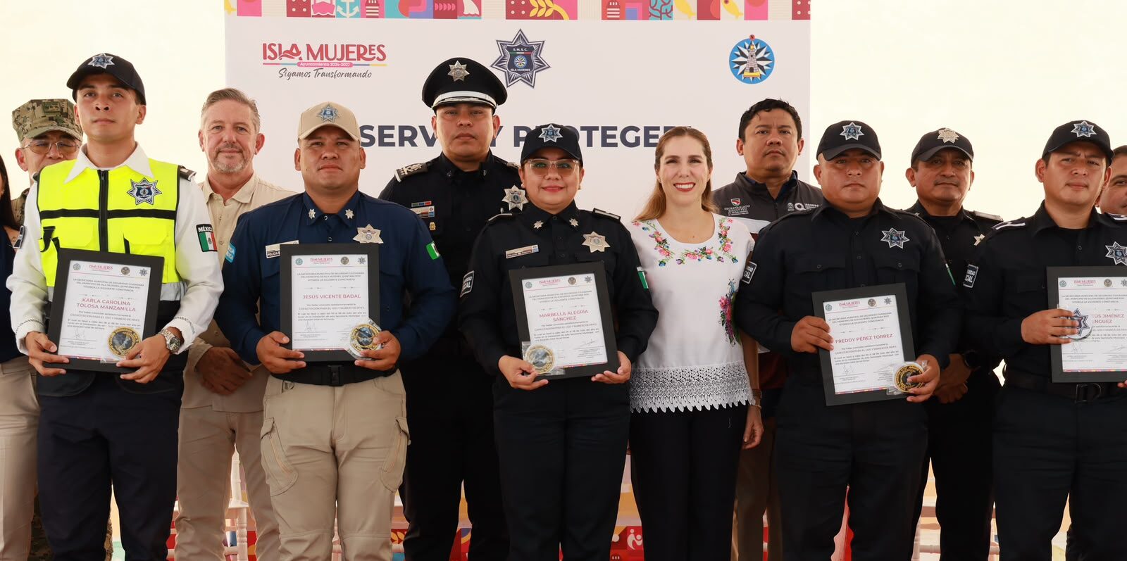 Atenea Gómez Ricalde multiplica inversión para la policía; entrega 500 uniformes nuevos