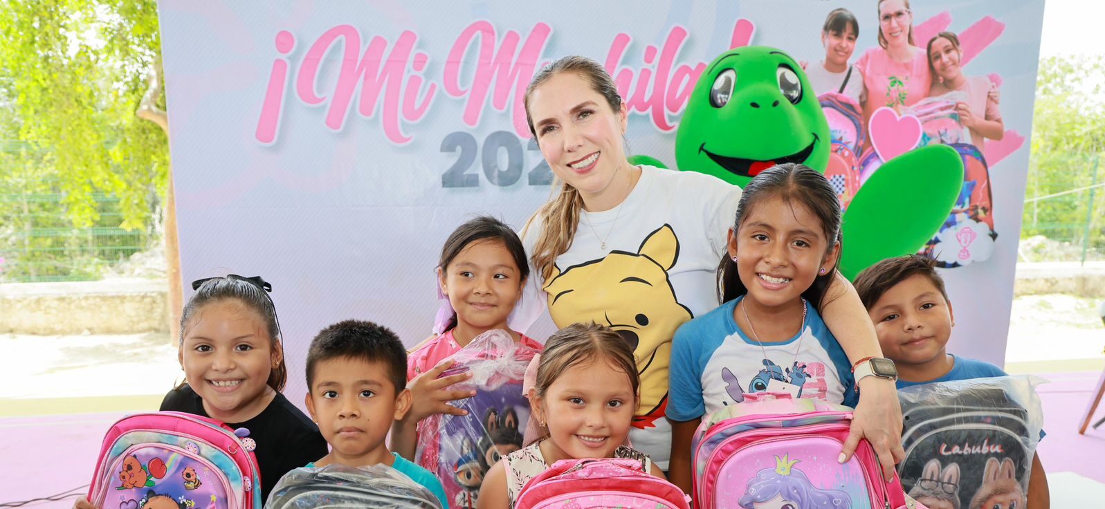 Atenea Gómez Ricalde inicia entrega de más de 4 mil mochilas a estudiantes isleños
