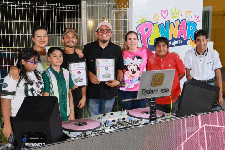 Atenea Gómez acompaña a juventudes isleñas en la Carrera de Colores