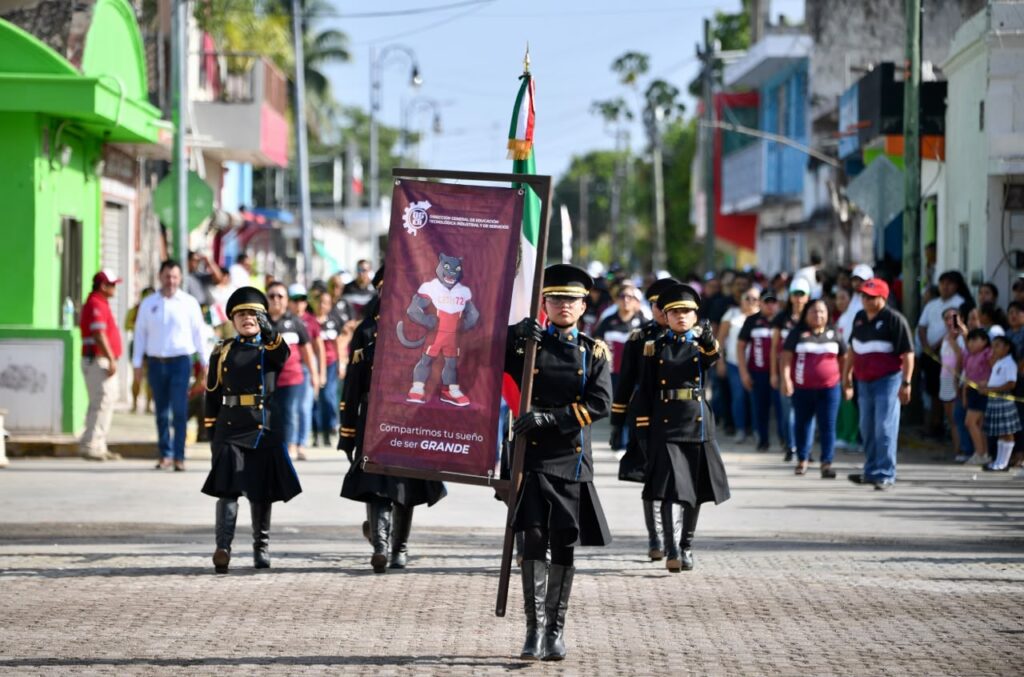Más de 4,500 desfilan en Carrillo Puerto por el 216 Aniversario de la Independencia 