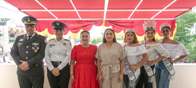 Más de 4,500 desfilan en Carrillo Puerto por el 216 Aniversario de la Independencia