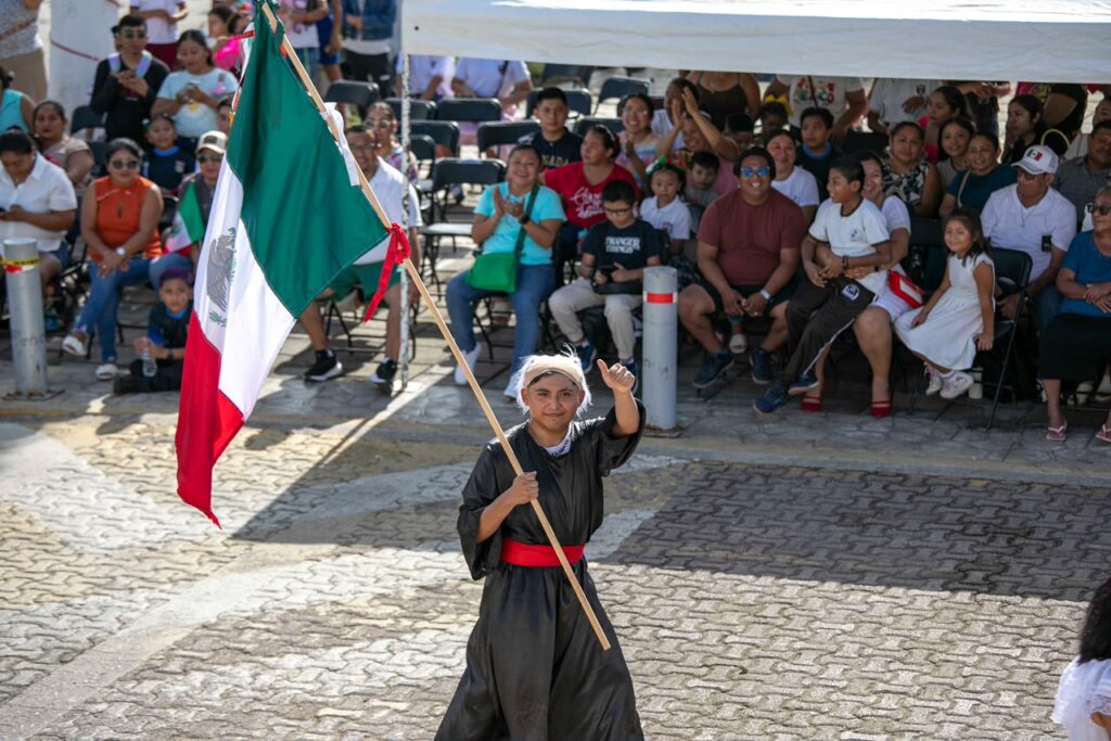 Más de 4,500 desfilan en Carrillo Puerto por el 216 Aniversario de la Independencia 