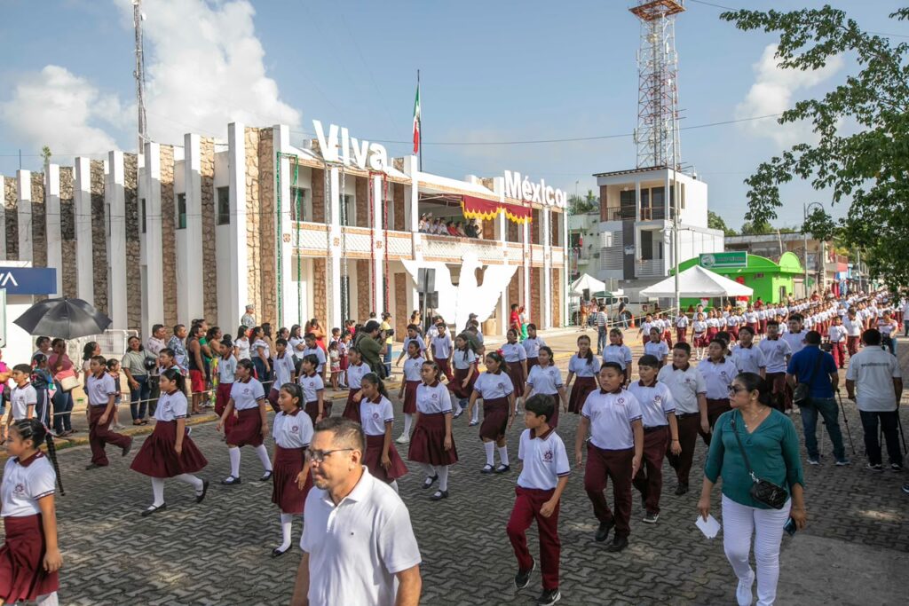 Más de 4,500 desfilan en Carrillo Puerto por el 216 Aniversario de la Independencia 