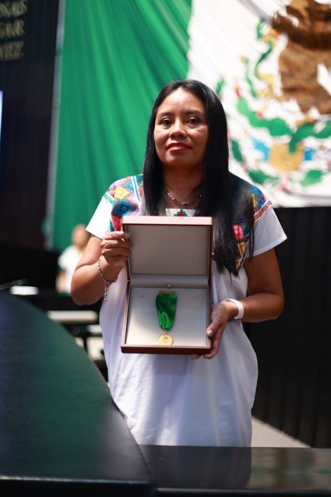Entregan medalla al mérito Mujer Indígena Maya “María Petrona Uicab” a Deira Jiménez Balam