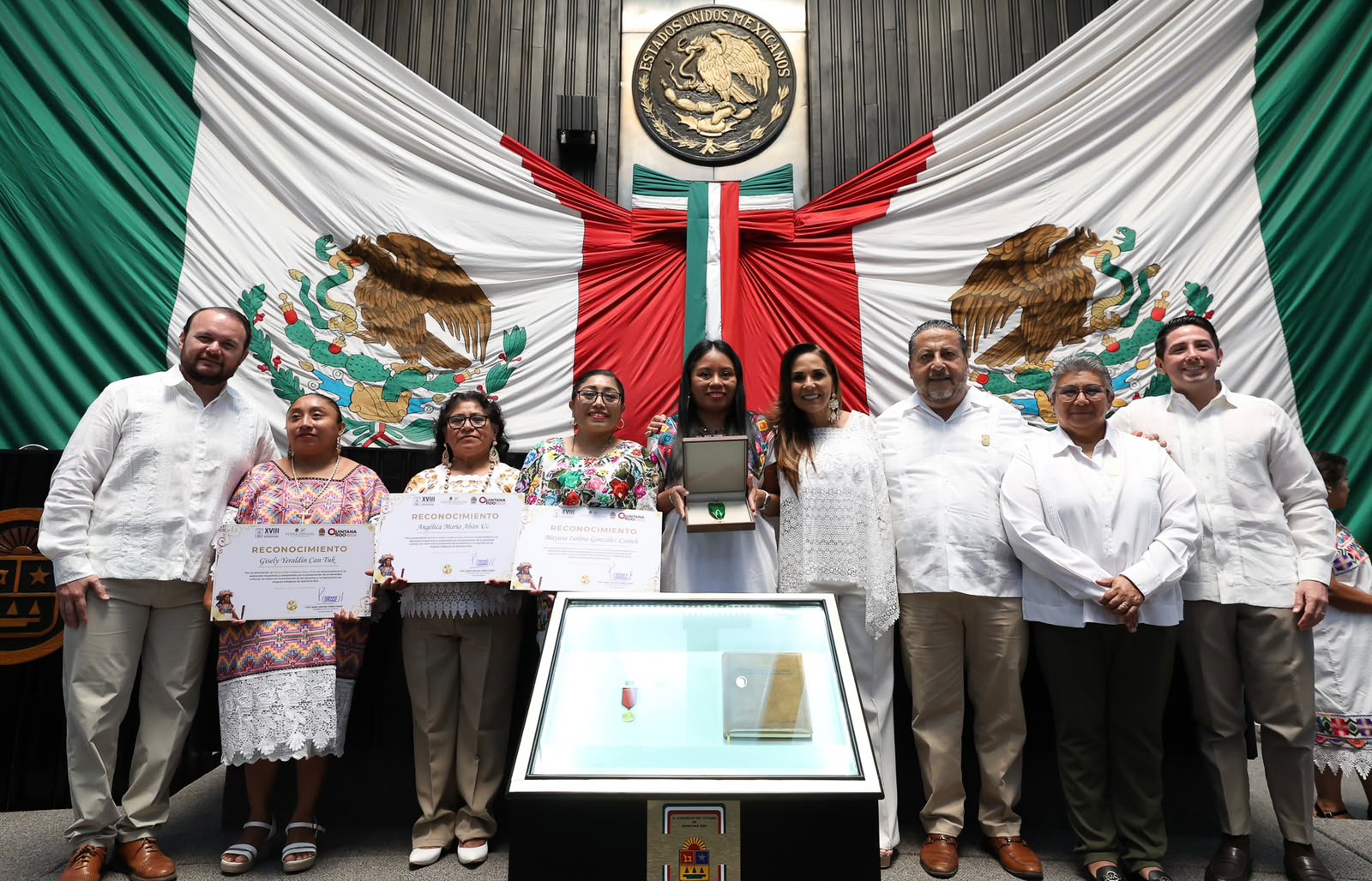 Entregan medalla al mérito Mujer Indígena Maya “María Petrona Uicab” a Deira Jiménez Balam