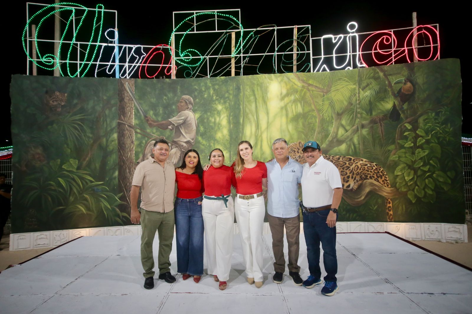 Atenea Gómez Ricalde encabeza encendido de luces del Mes Patrio en la Zona Continental
