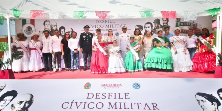 Atenea Gómez encabeza Desfile Cívico-Militar por el 216 Aniversario de la Independencia de México