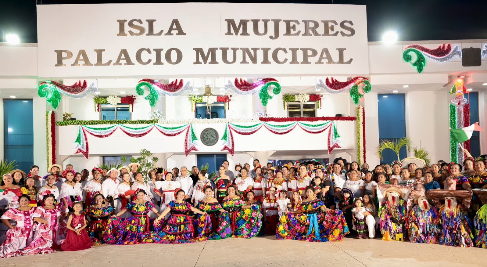 Atenea Gómez Ricalde celebra el Grito de Independencia junto a familias isleñas y visitantes