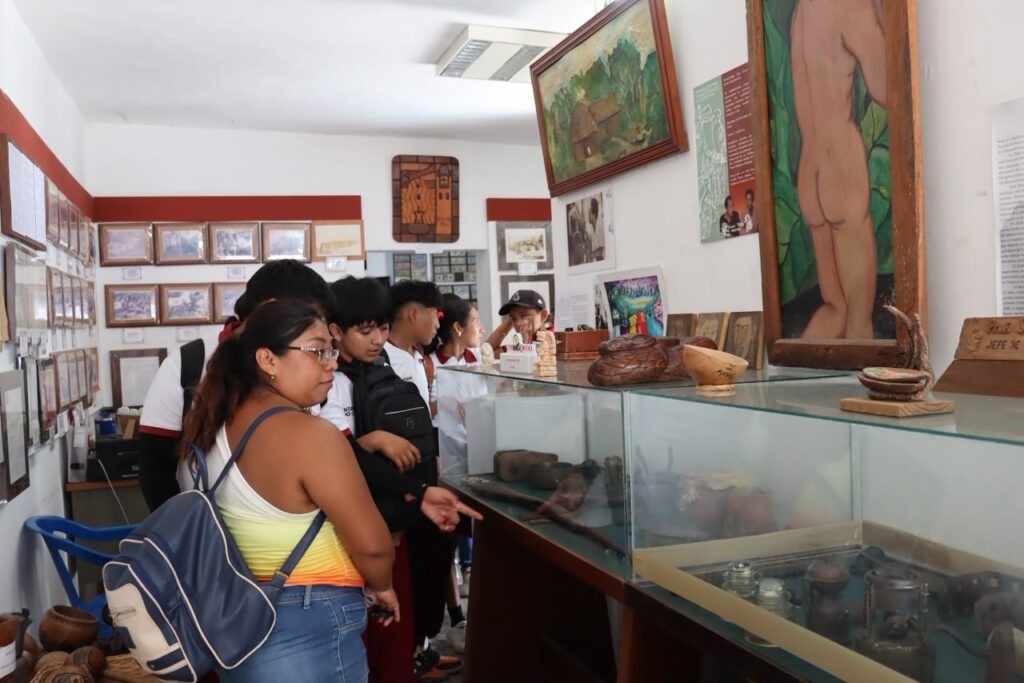 Celebran 176 años de historia con recorrido guiado para estudiantes de Yoactún en Felipe Carrillo Puerto 