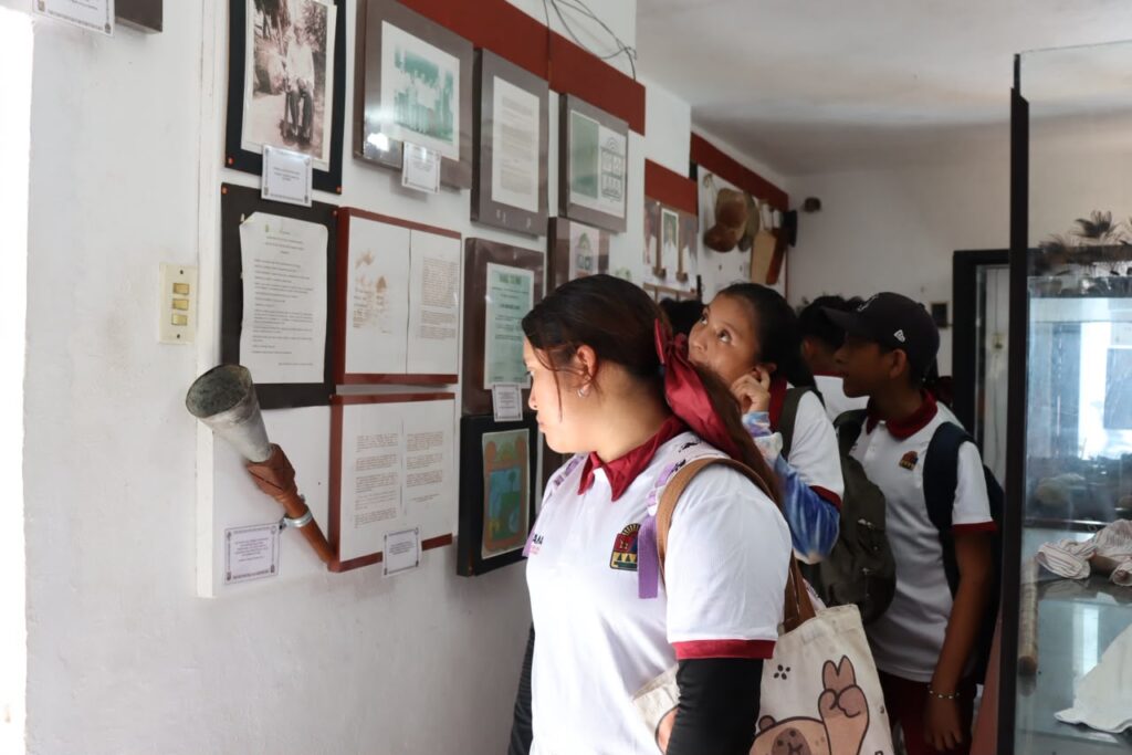 Celebran 176 años de historia con recorrido guiado para estudiantes de Yoactún en Felipe Carrillo Puerto 