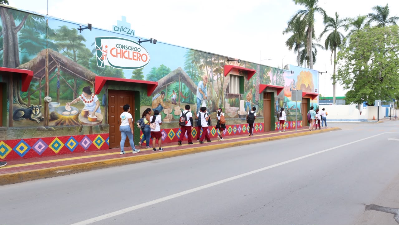 Celebran 176 años de historia con recorrido guiado para estudiantes de Yoactún en Felipe Carrillo Puerto