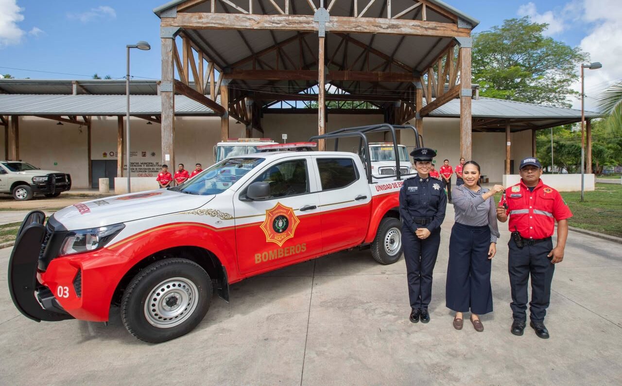 Entrega Mary Hernández nueva unidad de rescate a bomberos de Felipe Carrillo Puerto
