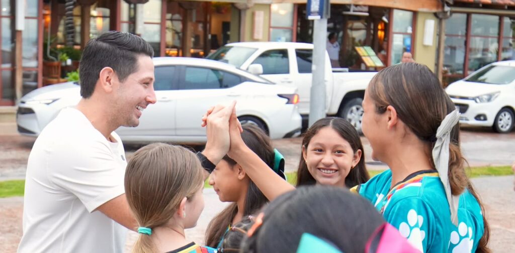 Renán Sánchez Tajonar deseó éxito al equipo “Cachorros Femenil Cozumel” que participará en el torneo estatal