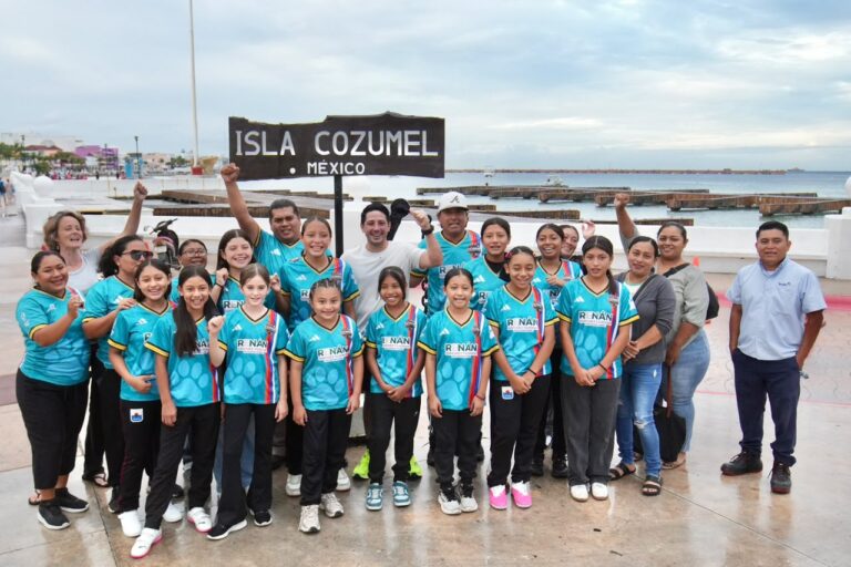 Renán Sánchez Tajonar deseó éxito al equipo “Cachorros Femenil Cozumel” que participará en el torneo estatal