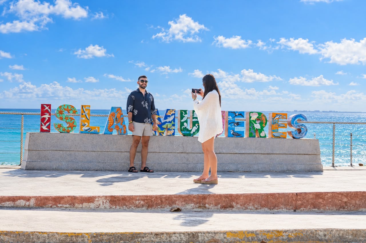Turistas nacionales y extranjeros disfrutan de las bellezas naturales de Isla Mujeres durante el puente