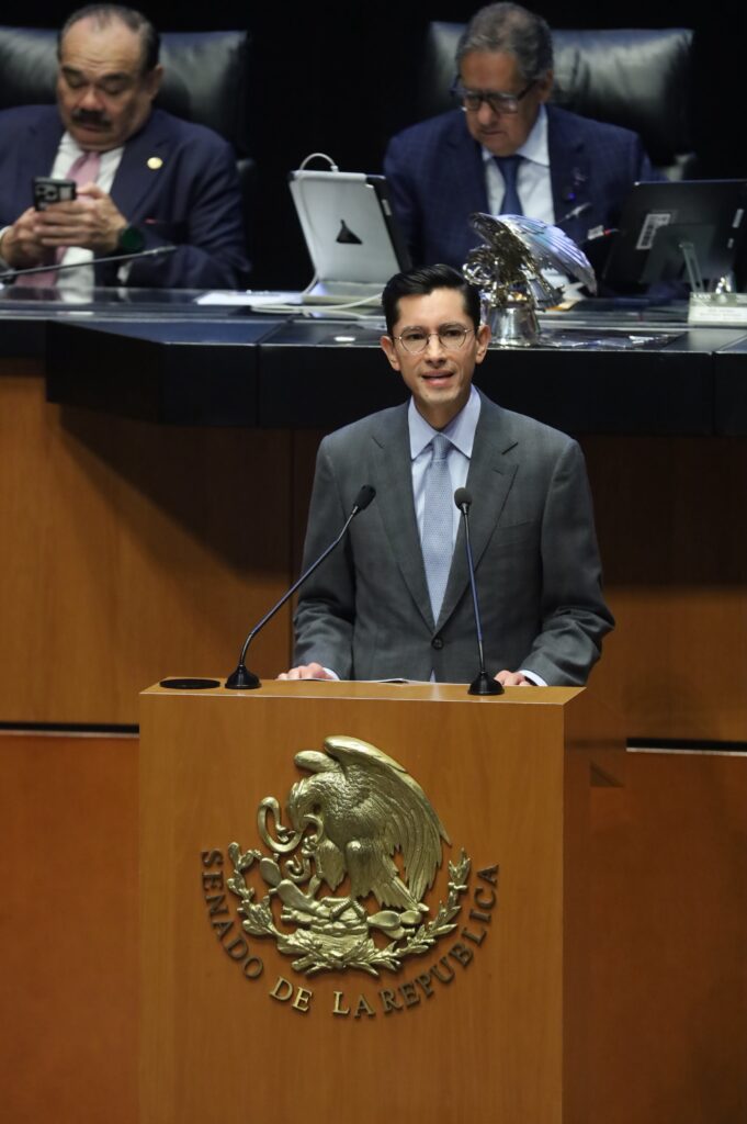 La soberanía y el interés nacional no se negocian, no se limitan, no se subordinan a nadie: secretario Roberto Velasco ante el Senado

En 2026, la red consular realizó 9,632 visitas a centros de detención migratoria en Estados Unidos, 36 cada día. “Donde haya una persona mexicana, ahí estará México”, afirmó el secretario

La cooperación con Estados Unidos, sustentada en el respeto a la soberanía, la responsabilidad compartida, la confianza mutua y la cooperación sin subordinación, da resultados: los decomisos de fentanilo en la frontera sur de ese país disminuyeron 67% y México ha retirado de circulación más de 35 mil armas de fuego, en su mayoría provenientes de Estados Unidos

Como parte de la diplomacia económica, las embajadas de México facilitaron inversiones por más de 1,500 millones de dólares
